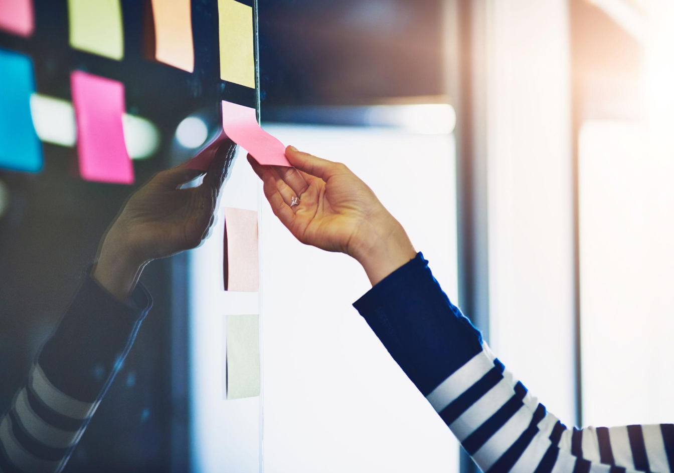 Strategische planning en notities op een glazen wand